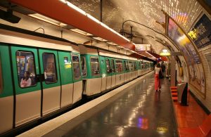 Binario di una stazione della metropolitana di Parigi ai giorni nostri, con treno fermo