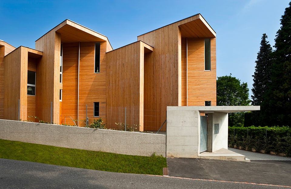 Una serie di case a schiera a due piani costruite in legno e dalle stille minimale e moderno