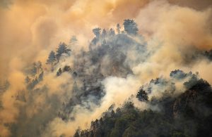 Le montagne di Vesio, in provincia di Brescia, avvolte dal fumo durante un incendio boschivo