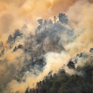 Le montagne di Vesio, in provincia di Brescia, avvolte dal fumo durante un incendio boschivo