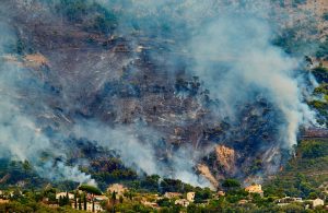 Incendio forestale sulle montagne dietro a Ventimiglia, in Liguria, nel settembre del 2015