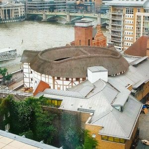 Vista sul Tamigi dall'alto, a Londra, dove si vede il teatro Shakespeare's Globe, una ricostruzione dell'originale Globe Theatre di Shakespeare del '600