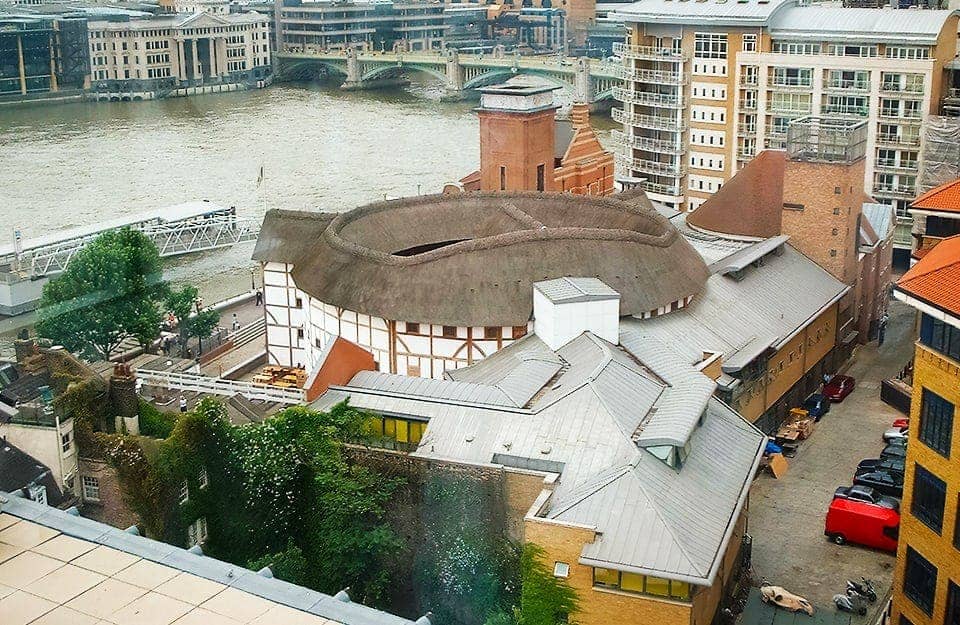 Vista sul Tamigi dall'alto, a Londra, dove si vede il teatro Shakespeare's Globe, una ricostruzione dell'originale Globe Theatre di Shakespeare del '600