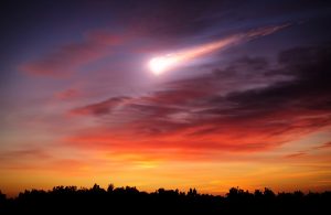 Rappresentazione immaginaria di una cometa che brucia in cielo durante il tramonto