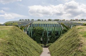 Vista dell'esterno della biblioteca di Varsavia, costruita integrandosi nel verde circostante secondo i principi dell'architettura sostenibile