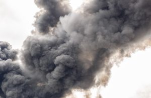 Grande nuvola di fumo scuro che si leva da un incendio