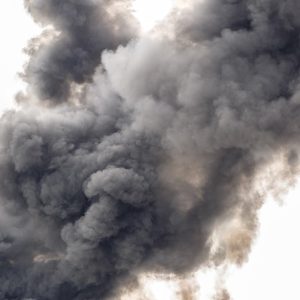 Grande nuvola di fumo scuro che si leva da un incendio