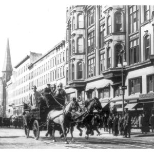 I pompieri a cavallo per le strade di New York accorrono durante l'incendio del 25 marzo 1911 alla Triangle Shirtwaist Company