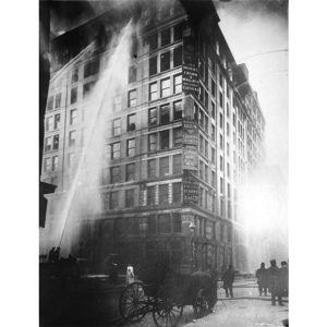 Il palazzo dove aveva sede la Triangle Shirtwaist Company, a New York, durante l'intervento dei pompieri il 25 marzo del 1911