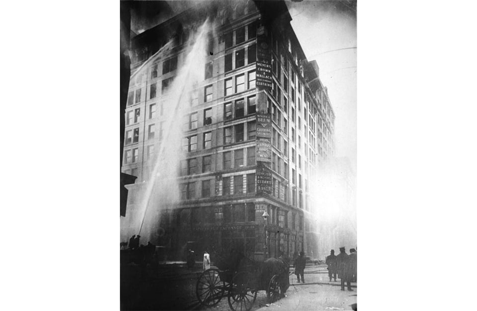Il palazzo dove aveva sede la Triangle Shirtwaist Company, a New York, durante l'intervento dei pompieri il 25 marzo del 1911