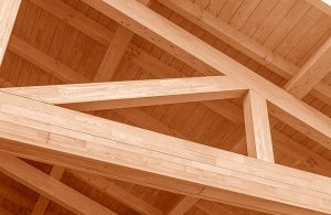 Struttura di un tetto in legno, con assi e travetti in legno lamellare