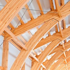 Dettaglio della struttura di un tetto in legno lamellare