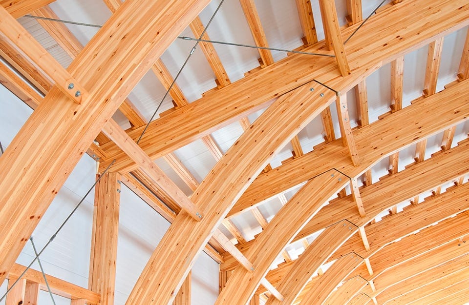 Dettaglio della struttura di un tetto in legno lamellare