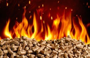 Un mucchio di pellet con delle fiamme