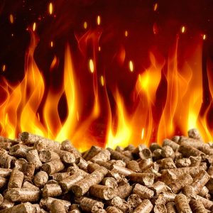 Un mucchio di pellet con delle fiamme