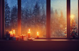 Una grande finestra che dà su un paesaggio invernale montano con un albero illuminato da luci di Natale all'esterno e candele accese all'interno