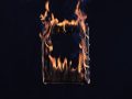 Una cornice antica avvolta dalle fiamme su sfondo nero