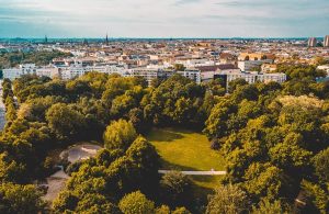 Vista dall'alto di parte del Volkspark Friedrichshain di Berlino