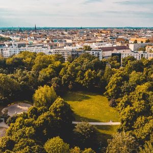 Vista dall'alto di parte del Volkspark Friedrichshain di Berlino