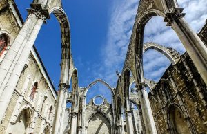 Il Convento do Carmo di Lisbona, che è stato quasi interamente distrutto dal terremoto e dagli incendi di Lisbona del 1755