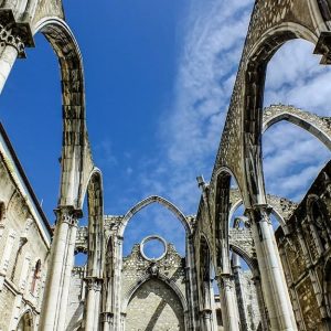 Il Convento do Carmo di Lisbona, che è stato quasi interamente distrutto dal terremoto e dagli incendi di Lisbona del 1755