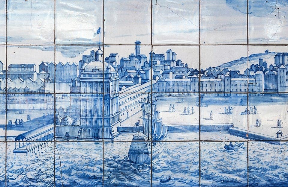 Degli azulejos (piastrelle in ceramica decorate tipiche del Portogallo) in cui è rappresentata la città di Lisbona nel '700