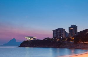 Panorama della città di Niterói dopo il tramonto, con la costa, i palazzi e il mare