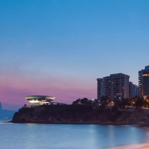 Panorama della città di Niterói dopo il tramonto, con la costa, i palazzi e il mare