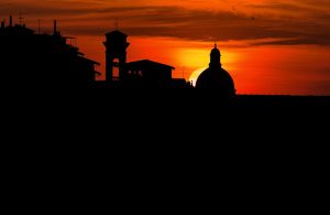 La silhouette della skyline di Firenze al tramonto
