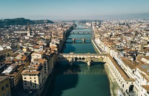La città di Firenze vista dall'alto con il fiume Arno al centro