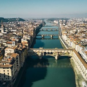 La città di Firenze vista dall'alto con il fiume Arno al centro