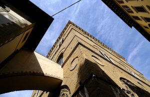 Facciata della chiesa di Orsanmichele, a Firenze, vista dal basso