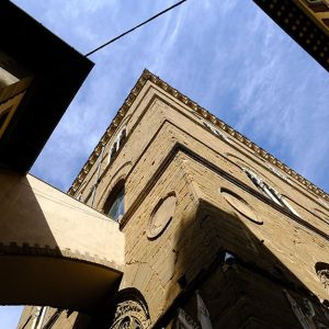 Facciata della chiesa di Orsanmichele, a Firenze, vista dal basso