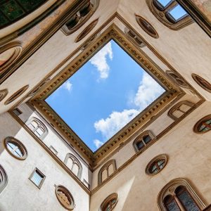 La chiesa di San Pier Scheraggio, a Firenze, vista dal basso dal cortile interno