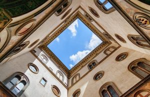La chiesa di San Pier Scheraggio, a Firenze, vista dal basso dal cortile interno