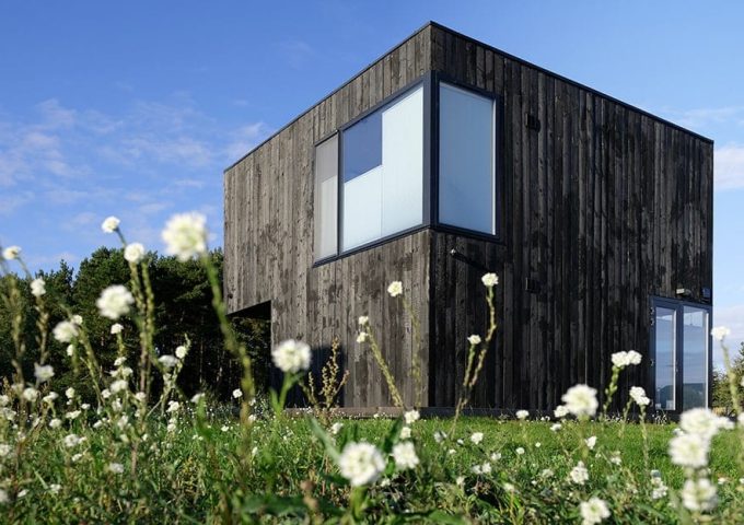 Edificio di pregio architettonico rivestito con tavole di legno bruciate secondo la tecnica giapponese dello Yakisugi