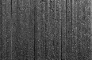 Superficie di tavole di legno bruciate secondo la tecnica giapponese dello Yakisugi