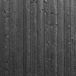 Superficie di tavole di legno bruciate secondo la tecnica giapponese dello Yakisugi
