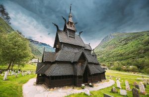 La Stavkirke (chiesa in legno) di Borgund, in Norvegia, da una vista angolata in un paesaggio dall'atmosfera drammatica