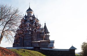 Panorama della chiesa della Trasfigurazione sull'isola di Kiži, in Russia, realizzata in legno e con molte cupole