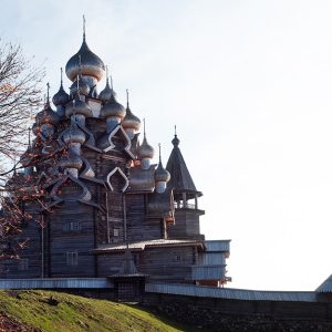 Panorama della chiesa della Trasfigurazione sull'isola di Kiži, in Russia, realizzata in legno e con molte cupole