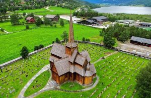 La Lomskyrkja (cioè “chiesa di Lom”), in Norvegia, visto dall'alto svettante sul paesaggio verde circostante