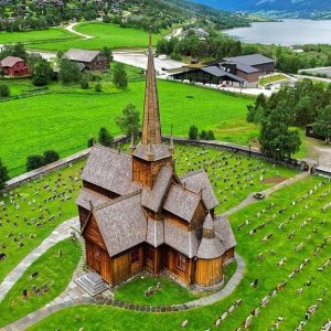 La Lomskyrkja (cioè “chiesa di Lom”), in Norvegia, visto dall'alto svettante sul paesaggio verde circostante