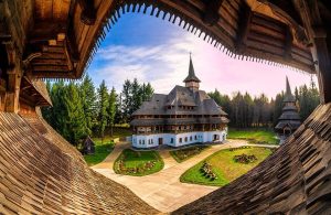 Vista sul monastero di Barsana, in Romania, che fa parte delle chiese lignee del Maramures