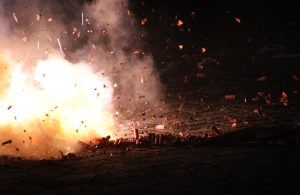 Esplosione di una catena di petardi in un ambiente buio o di notte