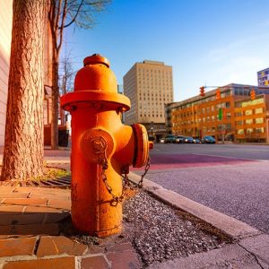 Un idrante rosso al lato della strada nella città di Baltimora, negli Stati Uniti