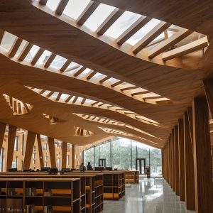 Una biblioteca o un archivio pubblico con una grande sala dall'architettura in legno e vetro