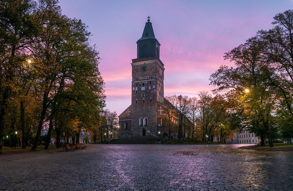 La Cattedrale di Turku nel crepuscolo di un mattino d'autunno, in una piazza circondata da alberi