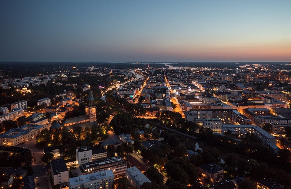 Vista dall'alto al crepuscolo della città finlandese di Turku