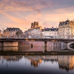 Vista dal fiume su alcuni palazzi di Rennes, all'alba o al tramonto